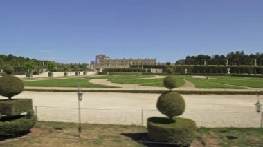 Versailles, Fransa - Nisan 2019: Baharda Versailles 'in bahçelerinin sağından çekilen görüntüler