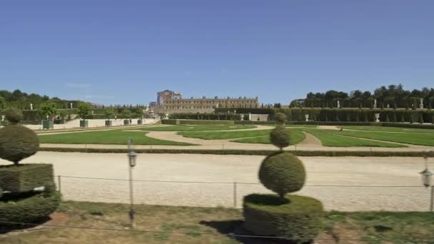 VERSAILLES, FRANCIA - APRILE 2019: Tracciamento girato da destra a sinistra dei giardini di Versailles durante il periodo primaverile — Video Stock