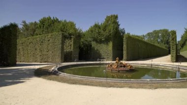 Versailles bahçelerindeki flora havzasının yavaş çekim sahnesi.