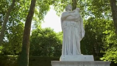 Baharda Versailles Bahçeleri 'nin arka sokağındaki heykelin çekimini takip et.
