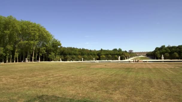 Pan shot van meer in tuinen van Versailles in Frankrijk tijdens de lente — Stockvideo