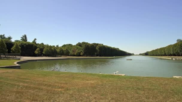 Pan shot van meer in tuinen van Versailles in Frankrijk tijdens de lente — Stockvideo