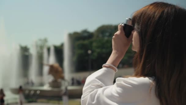 Круглая панорама элегантной женщины, делающей фото Эйфелевой башни с пленочной камерой — стоковое видео