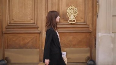 Sokakta sepetle yürüyen kadının yavaş çekim profili.