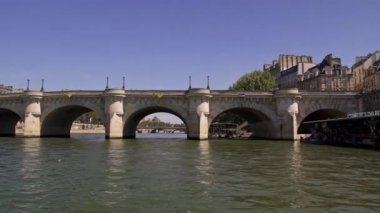 Paris, Fransa - Nisan 2019: Pan, Seine Nehri üzerinde Pont Neuf 'un sağından vurdu