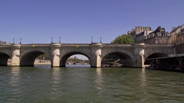 Παρίσι, Γαλλία - Απρίλιος 2019: Pan πυροβόλησε δεξιά προς τα αριστερά του Pont Neuf στον ποταμό Σηκουάνα — Αρχείο Βίντεο