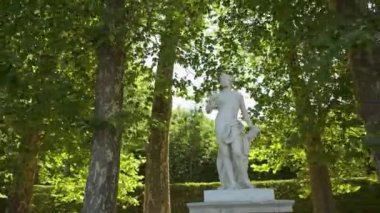 Baharda Versailles Bahçeleri 'ndeki mermer heykelin çekimini takip et.