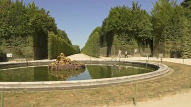 Versailles, Fransa - Nisan 2019: Fransa 'da Versailles bahçelerinde Satürn' ün havzasının daire atışı