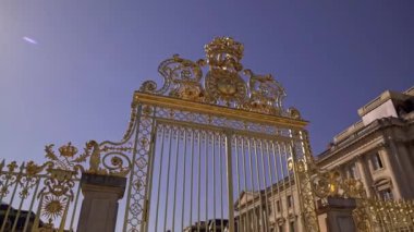 Versailles, Fransa - Nisan 2019: Versailles Sarayı 'na açılan altın kapı