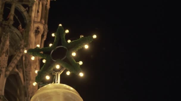 Plan moyen temps réel de la décoration de Noël sous la forme d'une étoile avec des lumières allumées — Video