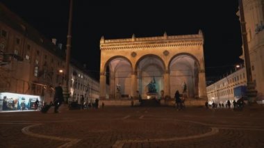Münih, Almanya - 26 Kasım 2019: Münih, Münih 'te Feldherrnhalle' in gece vakti Münih, Almanya