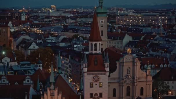 MUNICH, ALEMANIA - 25 de noviembre de 2019: Tilt down real time medium shot of old town hall on Marienplatz in Munich at night time. Marienplatz es la plaza central de Munich . — Vídeos de Stock