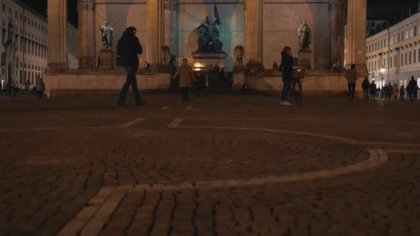 MUNICH, ALEMANIA - 26 de noviembre de 2019: Tilt up real time establishing shot of Feldherrnhalle on Odeonsplatz in Munich at night time, Munich, Alemania . — Vídeo de stock