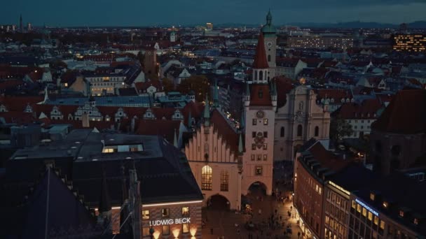 MUNICH, ALEMANIA - 25 de noviembre de 2019: Toma en tiempo real del antiguo ayuntamiento de Marienplatz en Múnich por la noche. Marienplatz es la plaza central de Munich . — Vídeo de stock