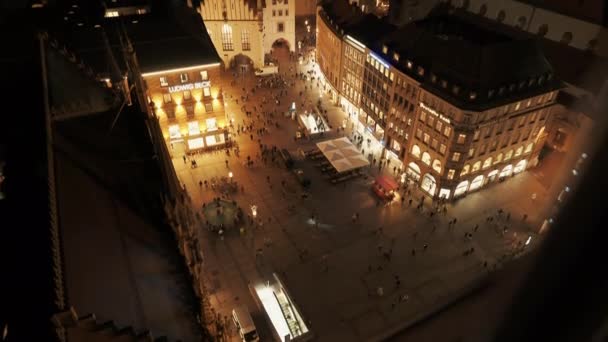 MUNICH, ALEMANIA - 26 de noviembre de 2019: Inclinación en tiempo real que establece la toma del antiguo ayuntamiento en Marienplatz en Munich por la noche. Marienplatz es la plaza central de Munich, Alemania . — Vídeos de Stock