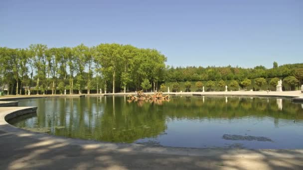 Βερσαλλίες, Γαλλία - Απρίλιος 2019: Pan shot of dragon fountain in Versailles gardens in France — Αρχείο Βίντεο