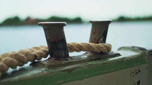 V reálném čase zblízka záběr na lano zranění na speciálním držáku v lodi. Pohyb lodi. — Stock video