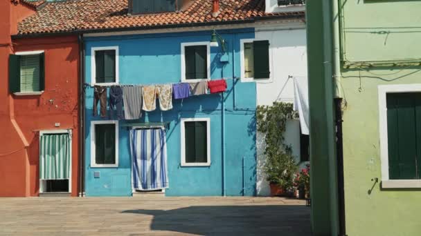 W czasie rzeczywistym ustalamy ujęcie kolorowego domu na Burano. Wyspa Burano słynie z kolorowych domów — Wideo stockowe