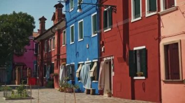 İtalya 'nın Burano adasında renkli evleri olan bir caddenin gerçek zamanlı çekimi. Burano adası renkli evleriyle ünlüdür..