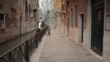 Venedik 'te kanallı bir caddenin gerçek zamanlı çekimi. Venedik büyük bir turizm şehridir..