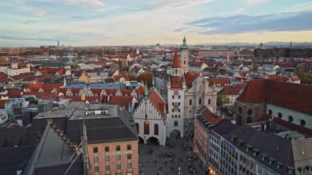 Мюнхен, Німеччина - 25 листопада 2019: У реальному часі встановлено знімок старої ратуші на Маріенплац у Мюнхені. Marienplatz) - центральна площа Мюнхена (Німеччина).. — стокове відео