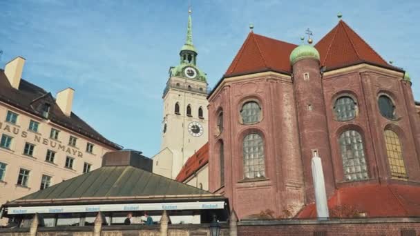 MUNICH, ALEMANIA - 27 de noviembre de 2019: De izquierda a derecha toma en tiempo real de la iglesia de San Pedro en el día soleado, Alemania . — Vídeos de Stock