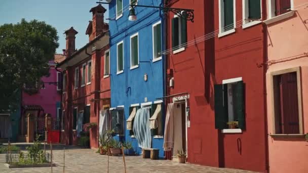 Prawdziwe ujęcie ulicy z kolorowymi domami na wyspie Burano we Włoszech. Wyspa Burano słynie z kolorowych domów. — Wideo stockowe