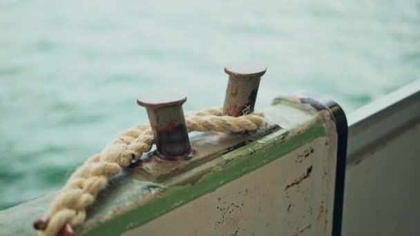 Real time close-up schot van touw wond op een speciale houder in de boot. Beweging van de boot. — Stockvideo