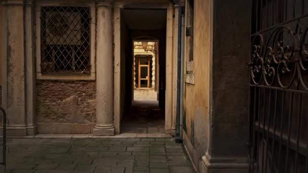 Real time medium shot of a small courtyard in Venice. — Stock video