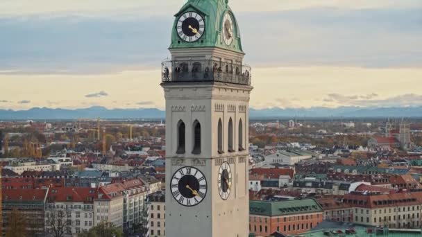 MUNICH, ALEMANHA - 25 de novembro de 2019: Fotografia média em tempo real da torre do relógio da Igreja de São Pedro à noite, Munique, Alemanha . — Vídeo de Stock