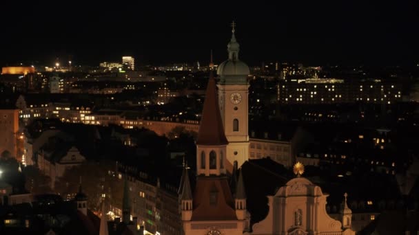 Mnichov, Německo - 26. listopadu 2019: Nakloňte v reálném čase střední záběr staré radnice na Marienplatz v Mnichově v noci. Marienplatz je centrální náměstí v Mnichově, Německo. — Stock video