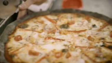 Parçalara ayrılmış taze deniz ürünleri pizzasının el yapımı makro pozu.