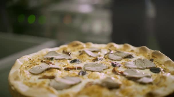 Close up de chef adicionando arugula à pizza artesanal pronta com carne — Vídeo de Stock