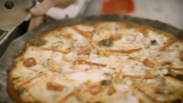 Портативный макро-снимок свежей пиццы из морепродуктов, разрезанной на куски — стоковое видео