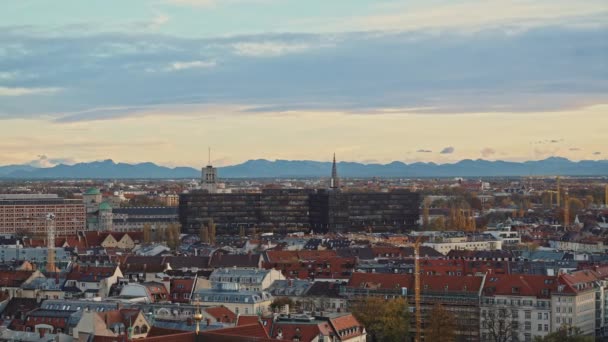 Almanya 'da akşam vakti Münih' in panoramik manzarası. Münih, Almanya 'nın en kalabalık ikinci federal eyaleti olan Bavyera' nın başkenti ve en kalabalık şehridir. Gerçek zamanlı çekim.. — Stok video
