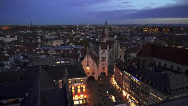 MUNICH, ALEMANHA - 25 de novembro de 2019: Fotografia em tempo real da antiga câmara municipal de Marienplatz, em Munique, à noite. Marienplatz é a praça central de Munique — Vídeo de Stock