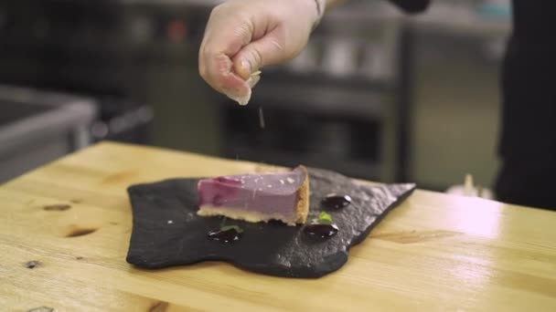 Primer plano de chef decorando una tarta de queso — Vídeos de Stock