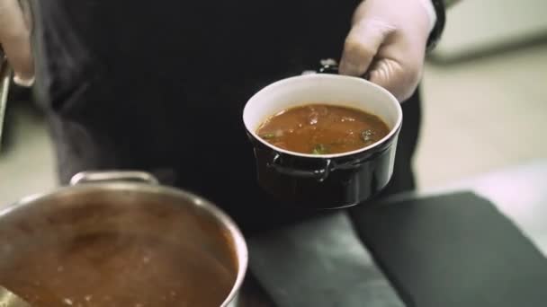 Close up of pot with a soup on kitchen stove in restaurant — ストック動画