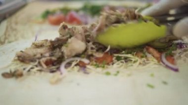 Beyaz eldivenli şefin el yapımı fotoğrafı Pita 'da donör yapıyor.