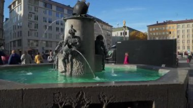 Münih, Almanya 'daki Marienplatz' daki ünlü balık çeşmesini gerçek zamanlı olarak çekiyoruz..