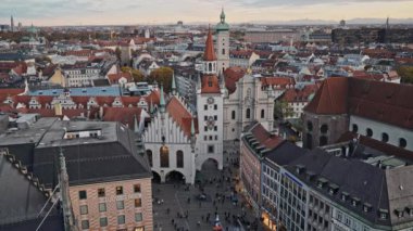 Münih, Almanya - 25 Kasım 2019 Münih 'teki Marienplatz' da eski belediye binasının gerçek zamanlı çekimlerini yaptı. Marienplatz, Almanya 'nın Münih eyaletinde yer alan bir şehirdir..