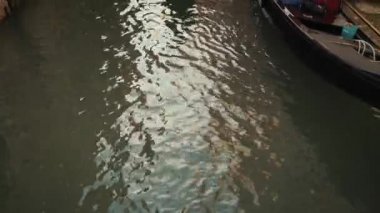 Venezia - 14 Temmuz: Venedik, İtalya 'da 14 Temmuz 2019' da Venedik 'teki dar kanalda turistlerle yelken açan gondolların gerçek zamanlı çekimleri.