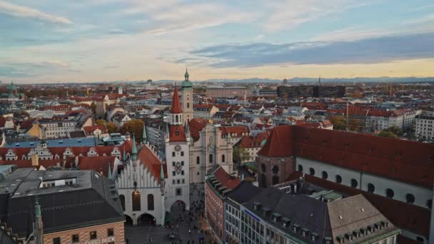 뮌헨, 독일 - 2019 년 11 월 25 일: 뮌헨에서 옛 시청 과 성 피터스 교회의 사진을 실시간으로 설치. 마리엔 광장 (marienplatz) 은 독일 뮌헨의 중앙 광장이다 — 비디오