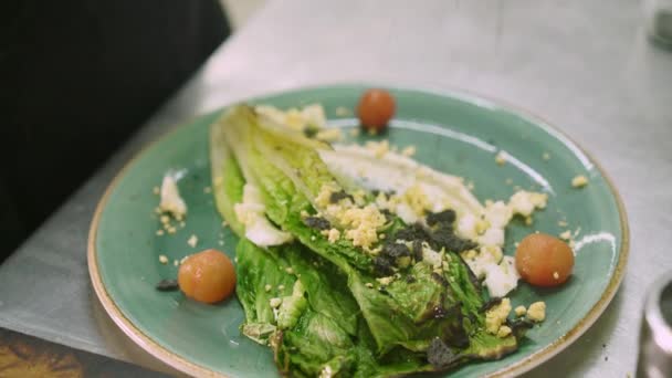 Chef mãos que decoram partes de ovos à salada em uma chapa — Vídeo de Stock