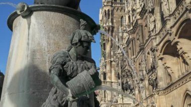 Almanya, Münih 'teki Marienplatz' daki ünlü balık çeşmesinde bir çocuğun gerçek zamanlı görüntüsü..