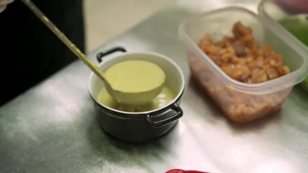 Menutup dari koki menuangkan sup keju dengan sendok — Stok Video