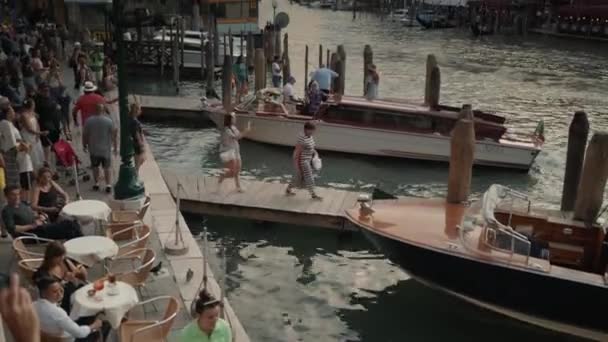 VENEZIA - JULHO 14: Incline-se em tempo real estabelecendo tiro do Grande Canal em Veneza. Gondolas e barcos se movem pelo Grande Canal, 14 de julho de 2019 em Venezia — Vídeo de Stock