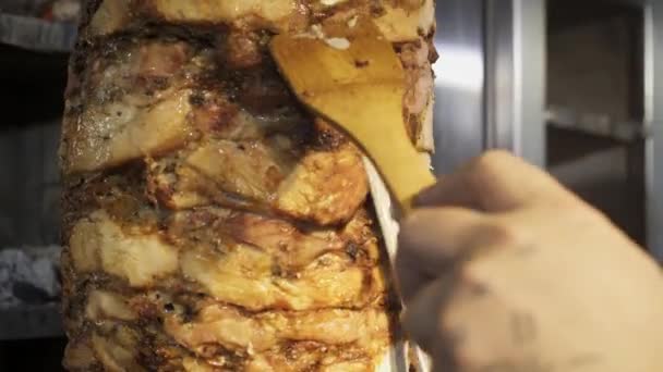 Cook slices chicken shawarma on a skewer to make doner kebab — Stock Video