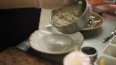 Şefin tabağa risotto sererken yakın plan fotoğrafı.