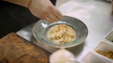 Tabaktaki pappardelle süsleyen erkek aşçıya yaklaş.